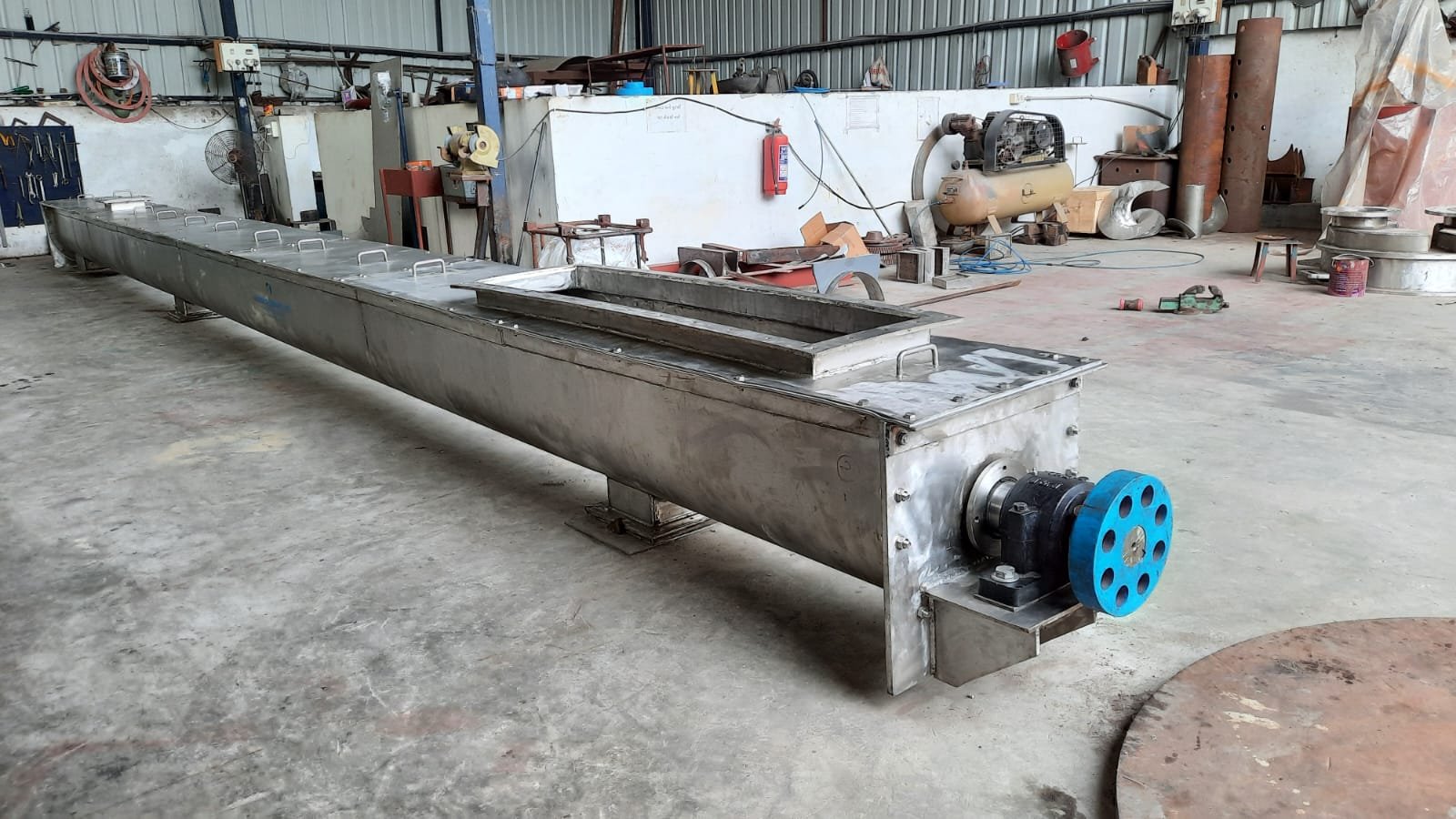 Stainless steel continuous screw conveyor with inspection covers